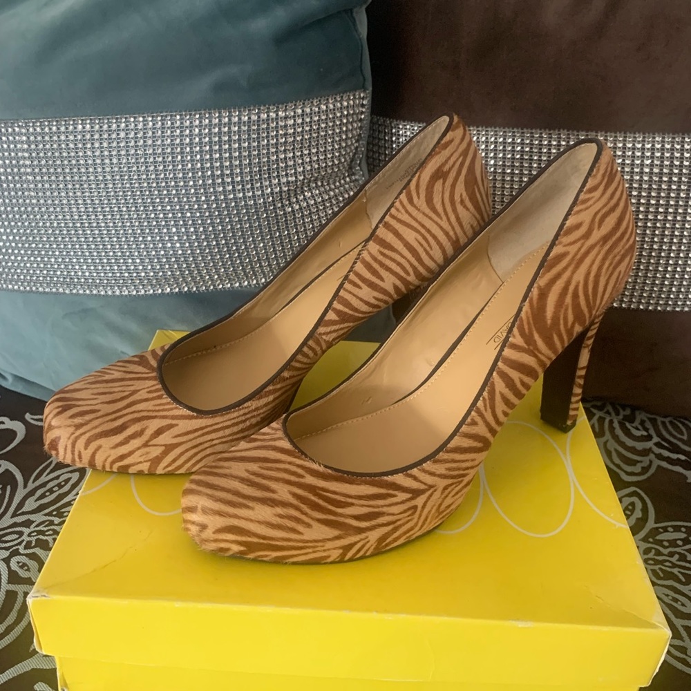 Women 10 brown and tan pony hair pump